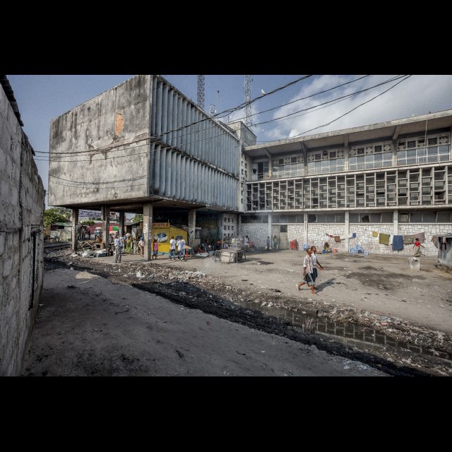 <i>Cielux OCPT building exterior, municipality of Masina, 2013</i><br>
Inkjet print on Epson baryta Photo Rag 315g<br>
100 x 150 cm / 39 13/8” x 59” <br>
Edition: 5 + 2 AP