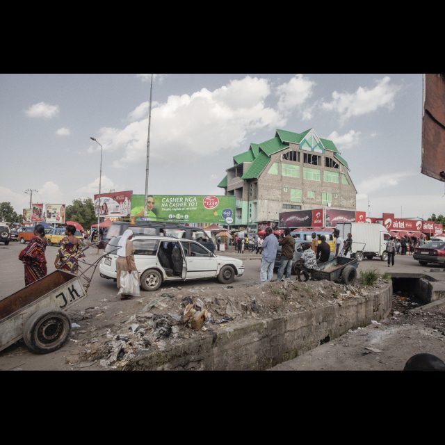 <i>New construction at the roundabout of Lemba Super.</i> 2013.<br>
Inkjet print on Epson baryta Photo Rag 315g<br>
80 x 120 cm / 31 1/2” x 47 1/4”<br>
Edition: 5 + 2 AP