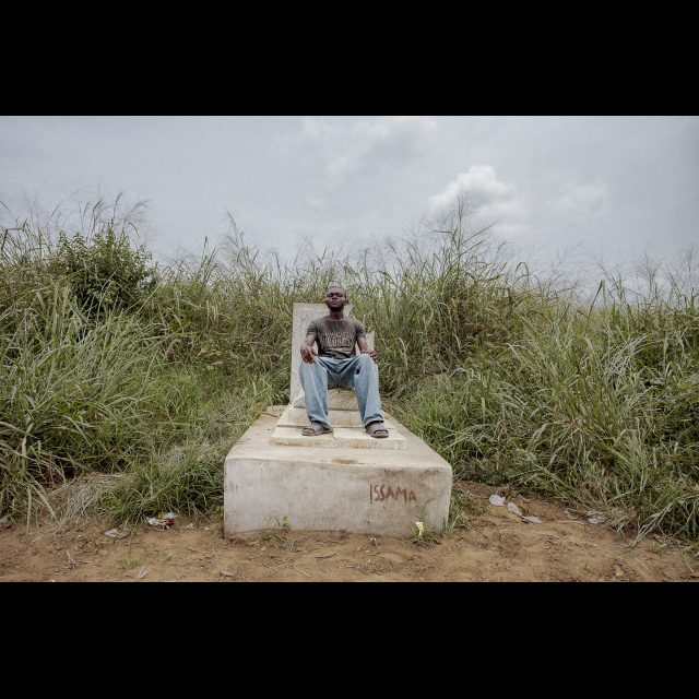 <i>Portrait of a gravedigger at Kintambo cemetery, municipality of Ngaliema.</i> 2015.<br>
Inkjet print on Epson baryta Photo Rag 315g<br>
80 x 120 cm / 31 1/2” x 47 1/4”<br>
Edition: 5 + 2 AP