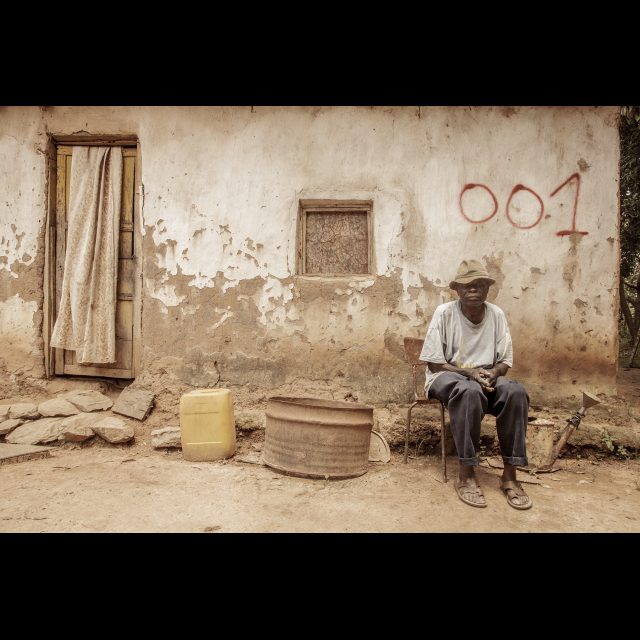 <i>Houses marked for demolition at the Kiswishi site. Three villages will have to make way for the new planned city. Lubumbashi 2013</i><br>
Inkjet print on Epson baryta Photo Rag 315g<br>
80 x 120 cm / 31 1/2” x 47 1/4”<br>
Edition: 5 + 2 AP