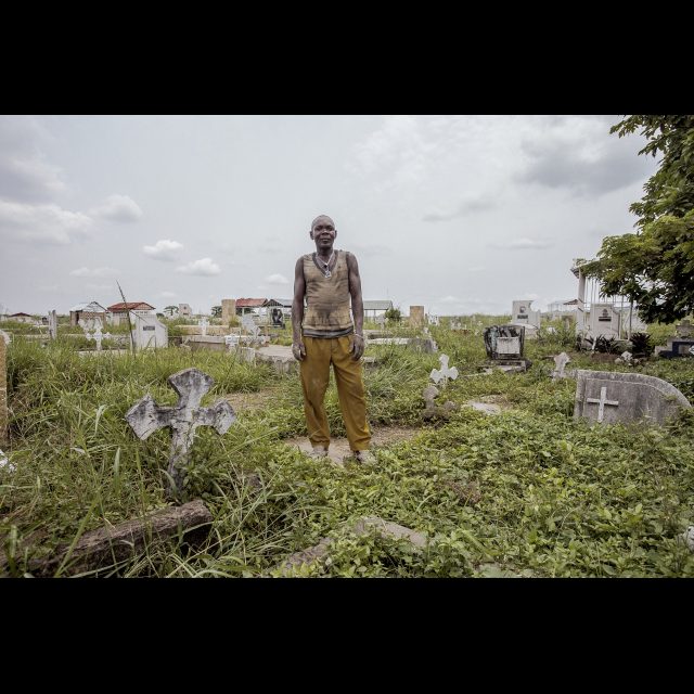 <i>Portrait of a gravedigger at Kintambo cemetery, municipality of Ngaliema. </i><br>
Inkjet print on Epson baryta Photo Rag 315g<br>
80 x 120 cm / 31 1/2” x 47 1/4”<br>
Edition: 5 + 2 AP