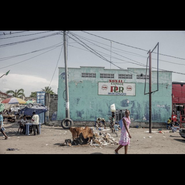 <i>Street view, municipalities of Masina and Kimbanseke. 2013</i><br>
Inkjet print on Epson baryta Photo Rag 315g<br>
100 x 150 cm / 39 13/8” x 59”<br>
Edition: 5 + 2 AP