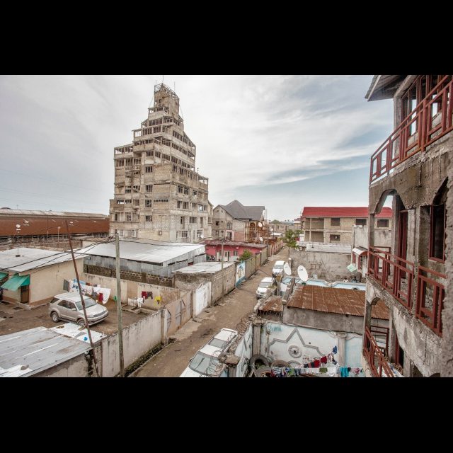 <i>The Tower, 7th street, quartier industrial, municipality of Limete</i><br>
100 x 150 cm / 39 13/8” x 59” <br>
Inkjet print on Epson baryta Photo Rag 315g<br>
Edition: 5 + 2AP