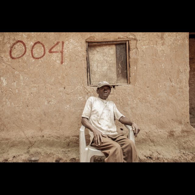 <i>Houses marked for demolition at the Kiswishi site. Three villages will have to make way for the new planned city. Lubumbashi 2013</i><br>
Inkjet print on Epson baryta Photo Rag 315g<br>
80 x 120 cm / 31 1/2” x 47 1/4”<br>
Edition: 5 + 2 AP