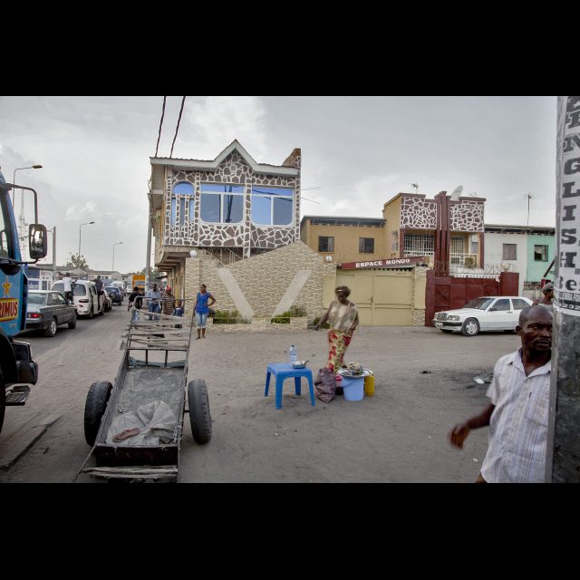 <i>Transformed OCA house. Lemba Foire. 2013</i><br>
Inkjet print on Epson baryta Photo Rag 315g<br>
80 x 120 cm / 31 1/2” x 47 1/4”<br>
Edition: 5 + 2 AP