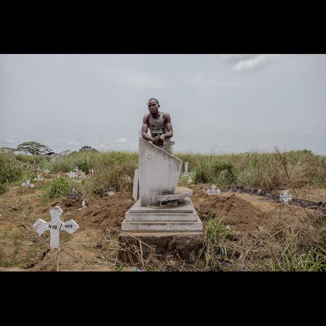 <i>Portrait of a gravedigger at Kintambo cemetery, municipality of Ngaliema. 2015</i><br>
Inkjet print on Epson baryta Photo Rag 315g<br>
80 x 120 cm / 31 1/2” x 47 1/4”<br>
Edition: 5 + 2 AP