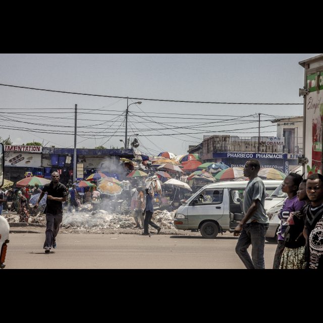 <i>Street view, municipalities of Masina and Kimbanseke. 2013</i><br>
Inkjet print on Epson baryta Photo Rag 315g<br>
100 x 150 cm / 39 13/8” x 59” <br>
Edition: 5 + 2 AP