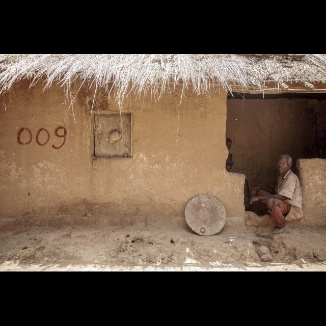 <i>Houses marked for demolition at the Kiswishi site. Three villages will have to make way for the new planned city. Lubumbashi 2013</i><br>
Inkjet print on Epson baryta Photo Rag 315g<br>
80 x 120 cm / 31 1/2” x 47 1/4”<br>
Edition: 5 + 2 AP