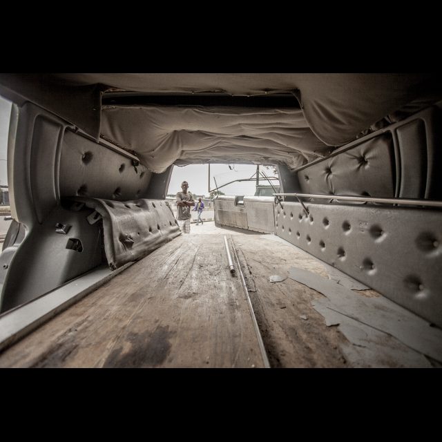 <i>Funeral coach for rent along Avenue Bypass, municipality of Lemba. 2013-2015</i><br>
Inkjet print on Epson baryta Photo Rag 315g<br>
80 x 120 cm / 31 1/2” x 47 1/4”<br>
Edition: 5 + 2 AP