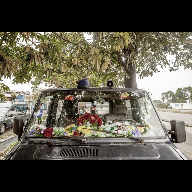 <i>Funeral coach for rent along Avenue Bypass, municipality of Lemba. 2013-2015</i><br>
Inkjet print on Epson baryta Photo Rag 315g<br>
80 x 120 cm / 31 1/2” x 47 1/4”<br>
Edition: 5 + 2 AP