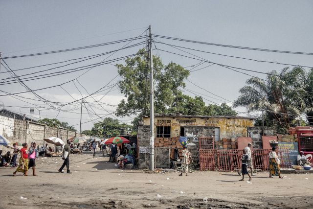 <i>Street view, municipalities of Masina and Kimbanseke. 2013</i><br>
Inkjet print on Epson baryta Photo Rag 315g<br>
100 x 150 cm / 39 13/8” x 59” <br>
Edition: 5 + 2 AP