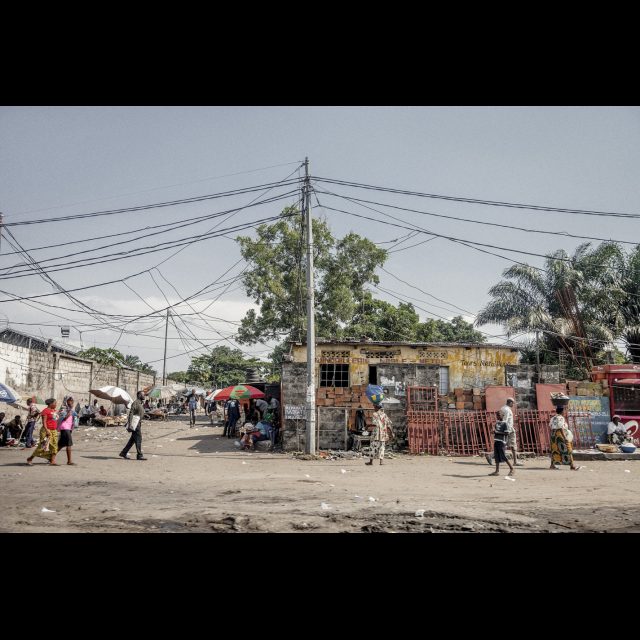 <i>Street view, municipalities of Masina and Kimbanseke. 2013</i><br>
Inkjet print on Epson baryta Photo Rag 315g<br>
100 x 150 cm / 39 13/8” x 59” <br>
Edition: 5 + 2 AP