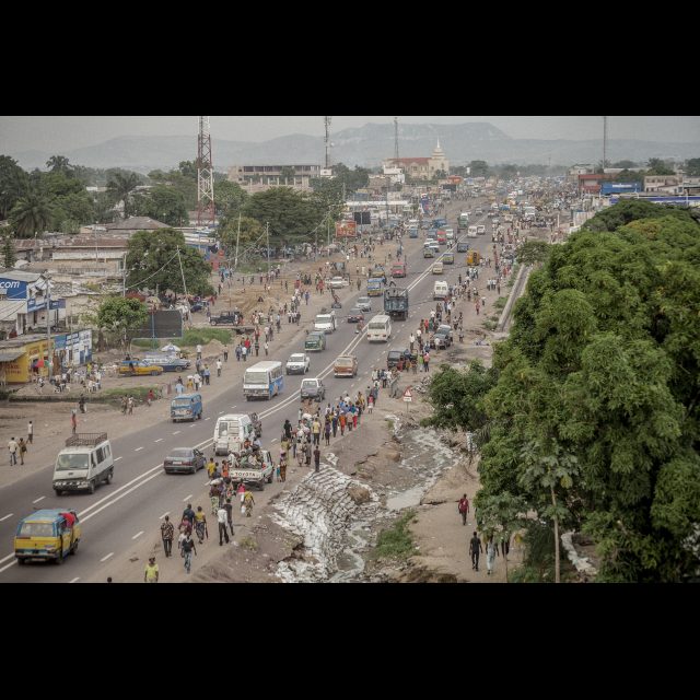 <i>Boulevard Lumumba before its renovation, with Mount Mangengenge in the back. Kinshasa, 2013</i><br>
Inkjet print on Epson baryta Photo Rag 315g<br>
100 x 150 cm / 39 13/8” x 59”<br>
Edition: 5 + 2 AP