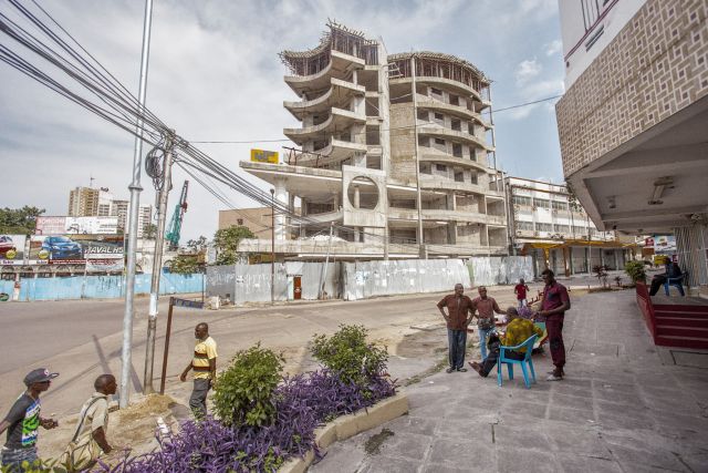 <i>Construction of a new apartment building, Place Forescom, micipality of Gombe. 2015</i><br>
Inkjet print on Epson baryta Photo Rag 315g<br>
80 x 120 cm / 31 1/2” x 47 1/4”<br>
Edition: 5 + 2 AP