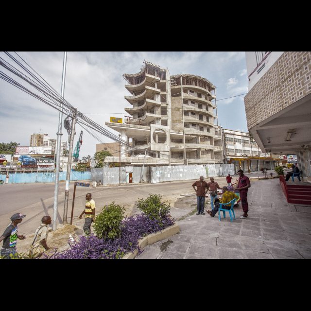 <i>Construction of a new apartment building, Place Forescom, micipality of Gombe. 2015</i><br>
Inkjet print on Epson baryta Photo Rag 315g<br>
80 x 120 cm / 31 1/2” x 47 1/4”<br>
Edition: 5 + 2 AP