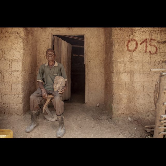 <i>Houses marked for demolition at the Kiswishi site. Three villages will have to make way for the new planned city. Lubumbashi 2013</i><br>
Inkjet print on Epson baryta Photo Rag 315g<br>
80 x 120 cm / 31 1/2” x 47 1/4”<br>
Edition: 5 + 2 AP