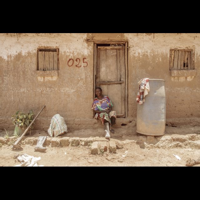 <i>Houses marked for demolition at the Kiswishi site. Three villages will have to make way for the new planned city. Lubumbashi 2013</i><br>
Inkjet print on Epson baryta Photo Rag 315g<br>
80 x 120 cm / 31 1/2” x 47 1/4”<br>
Edition: 5 + 2 AP
