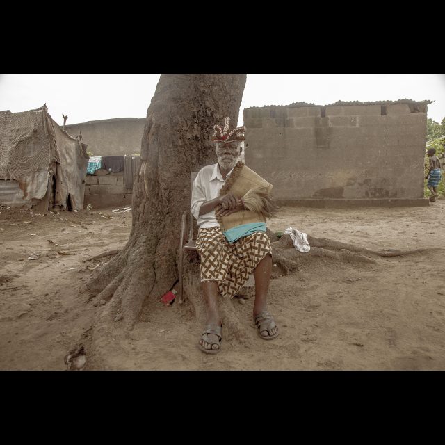 <i>David Ebalavo, Humbu land chief and head of the Mbuku Mvemba Mavubu clan sits on a chair, Mont Amba District, Kinshasa, 2015</i><br>
Inkjet print on Epson baryta Photo Rag 315g<br>
80 x 120 cm / 31 1/2” x 47 1/4”<br>
Edition: 5 + 2 AP