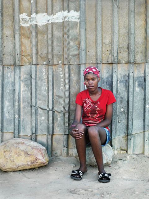 Archival digital print on Hahnemuhle Photo Rag<br>
Paper size: 91.4 x 71 cm / Image size: 83.5 x 62.5 cm<br>
Edition: 5 + 2 AP<br>
Paper size: 56 x 44 cm / Image size: 48 x 36<br>
Edition: 5 + 2 AP Series: as the grass grows