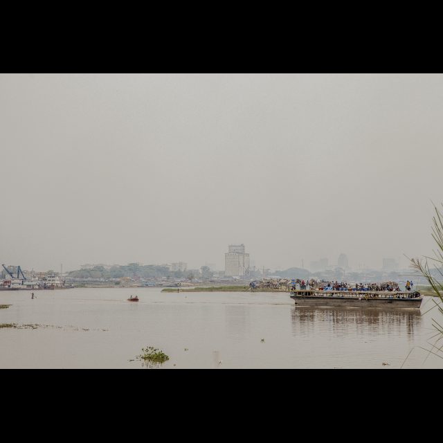 <i>View of the municipality of Gombe from the Cité du Fleuve island. 2013</i><br>
Inkjet print on Epson baryta Photo Rag 315g<br>
100 x 150 cm / 39 13/8” x 59”<br>
Edition: 5 + 2 AP