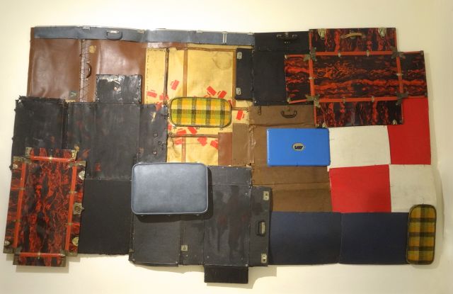 Suitcases, wire<br>
6’2” x 11’ / 188 x 335 cm