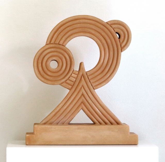 Terracotta<br>
40 x 34 x 14 cm