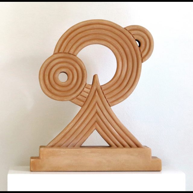 Terracotta<br>
40 x 34 x 14 cm
