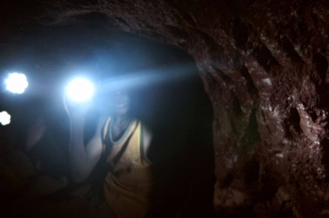 Tunnel d'extraction artisanale, 2011 <br>
80 x 120.45 cm<br>
Edition: 5 + 2 AP