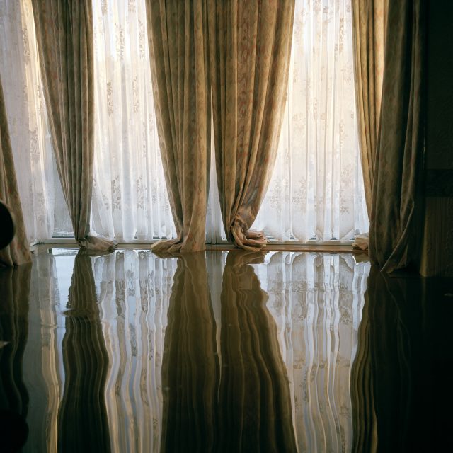 27 1/2” x 27 1/2 / 70 x 70 cm<br>
48” x 48” / 122 x 122 cm<br>
71” x 71” / 180 x 180 cm<br>
Edition: 3 + 1 AP