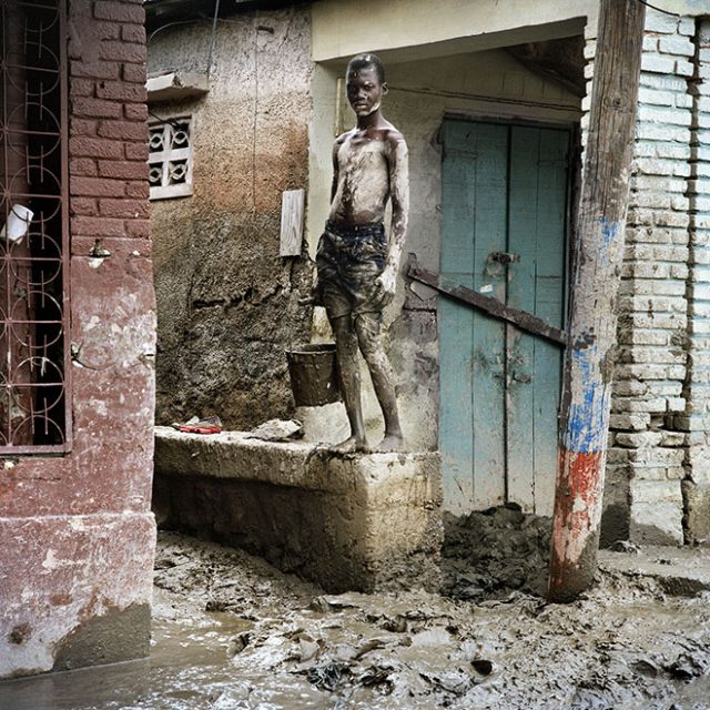 Chromogenic print on Fuji Crystal Archive<br>
27 1/2” x 27 1/2 / 48” x 48”; Edition: 5 + 2 AP
<br>
70 x 70 cm / 122 x 122 cm; Edition: 3 + 2 AP