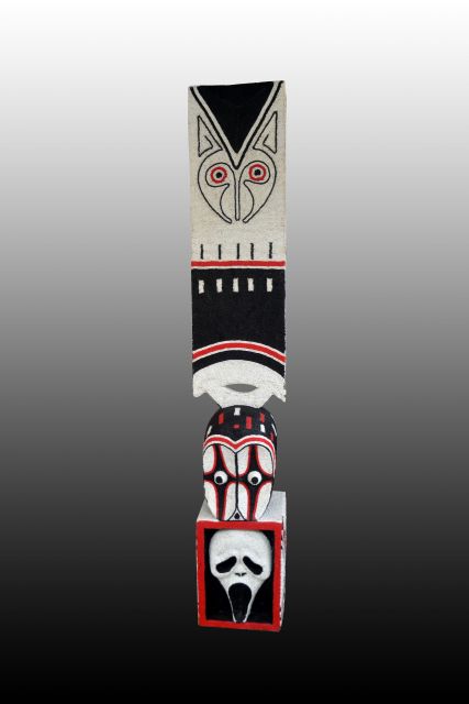 Wood, beads, glue, cotton thread, silicone mastic<br>
180 x 30 x 30 cm