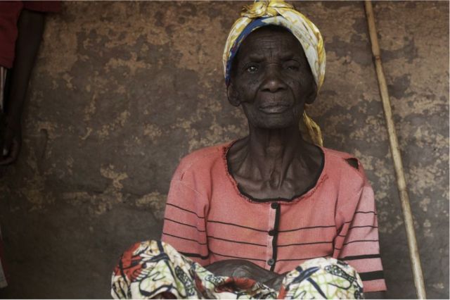 Lofoï, 2010. The queen and mother of chief Liseba. In her son's absence the queen refused to talk about the relations between the village of Liseba and 'Bon Gain' or 'Good Profit". Sammy Baloji<br>
80 cm x 120 cm<br>
Archival digital photograph on Hahnemühle Paper<br>
Edition: 5 + 1 AP
