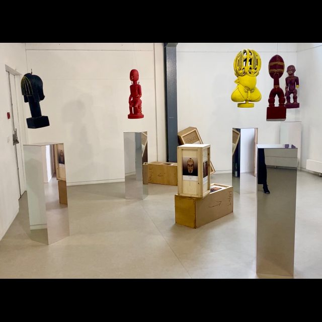 <i>Les Exotiques autochtones<i/>, 2020<br>
multimedia Installation<br>
Five beaded wooden sculptures, each with a mirrored wooden plinth and a wooden crate affixed with vinyl pictorial labels(br>
Approx. 20m²