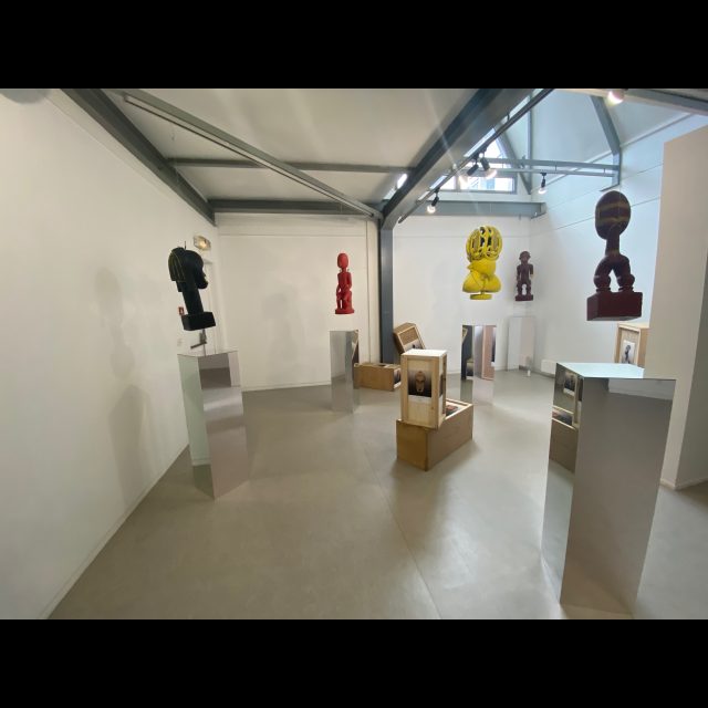 <i>Les Exotiques autochtones<i/>, 2020<br>
multimedia Installation<br>
Five beaded wooden sculptures, each with a mirrored wooden plinth and a wooden crate affixed with vinyl pictorial labels(br>
Approx. 20m²